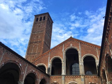 Saint Ambrogio Basilica içten bir bakış. Öyle geri çağırmak paleochristian ve Ortaçağ dönemleri. Milano kenti kalbinde Piazza Saint Ambrogio standları.