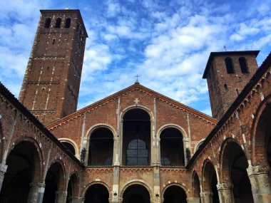 Saint Ambrogio Basilica içten bir bakış. Öyle geri çağırmak paleochristian ve Ortaçağ dönemleri. Milano kenti kalbinde Piazza Saint Ambrogio standları.