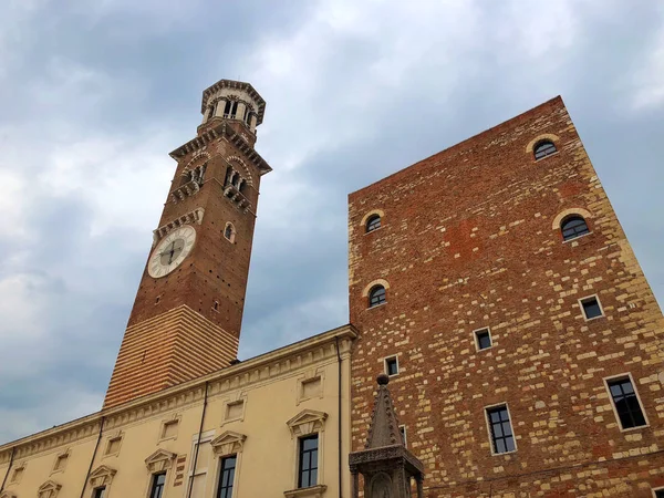 Torre Dei Lamberti Μεσαιωνικό Πύργο Στην Piazza Delle Erbe Μνημείο — Φωτογραφία Αρχείου