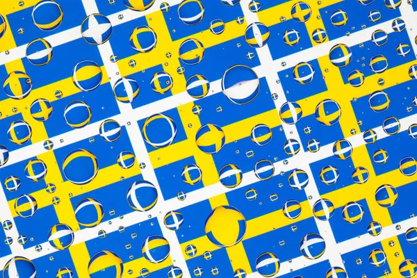 瑞典国旗 背后一玻璃覆盖着雨水滴 瑞典国旗图案 — 图库照片