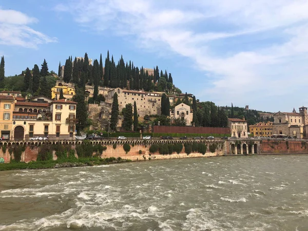 Veduta Del Fiume Adige Mentre Attraversa Case Gli Edifici Storici — Foto Stock