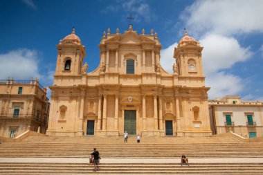 Noto, İtalya - 1 Haziran 2010: Bazilikası'nın ve Myra Aziz Nikolaos (San Nicolo) Katedrali Sicilya Barok tarzı. Küçük kasaba, Noto içinde Syracuse, Sicilya, İtalya