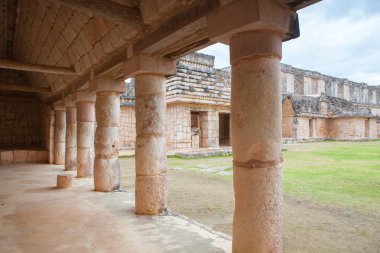 Uxmal, Meksika - 30 Ocak 2018: Majestic Uxmal, Meksika'da mahveder. Uxmal bir Antik Maya Klasik dönem bugünkü Meksika şehridir.