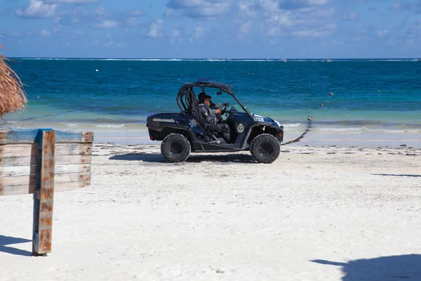 墨西哥海滩 2018年2月2日 在墨西哥尤卡坦半岛的卡门海滩上巡逻的两名军事警官 — 图库照片