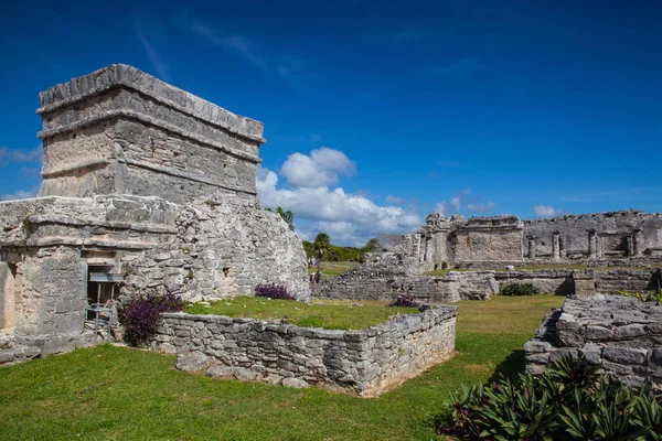 Tulum, Meksika - Şubat 3,2018: Majestic kalıntıları Tulum.Tulum olduğunu Mexicos Karayipler kıyısında bir tatil beldesi. 13. yüzyılın, duvarlı Maya Sit Alanı Tulum Milli Parkı, Deniz Manzaralı..