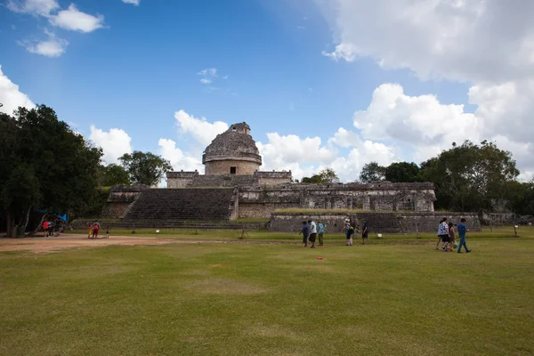 Chichen Itza, Meksika - 28 Ocak 2018: Majestic Chichen Itza,Mexico.Chichen Itza mahvoldu Maya harabelerini bir kompleks. Antik kentin el Castillo veya Kukulcan Tapınağı, olarak bilinen bir büyük adım piramit hakim.