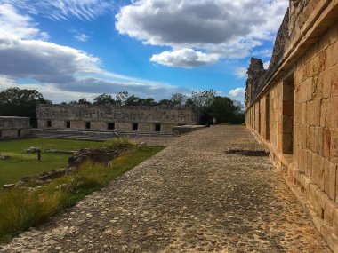 Uxmal, Meksika - 30 Ocak 2018: Majestic Uxmal, Meksika'da mahveder. Uxmal bir Antik Maya Klasik dönem bugünkü Meksika şehridir.