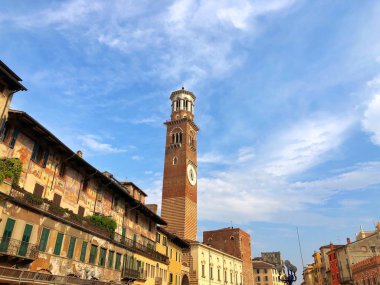 Torre dei Lamberti - Ortaçağ kulesinde Piazza delle Erbe, Unesco Dünya Mirası Verona, İtalya.