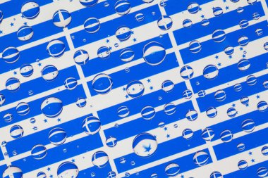 Honduras, bayraklar bir cam arkasında yağmur damlaları ile kaplı. Honduras bayrakları desen