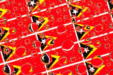 Timor Leste, bayraklar bir cam arkasında yağmur damlaları ile kaplı. Doğu Timor bayrakları desen