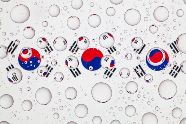 韩国国旗背后的玻璃覆盖着雨滴 — 图库照片