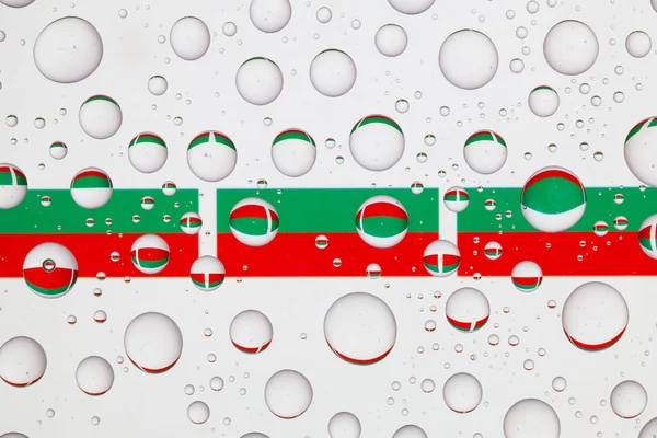 Bulgária Zászlói Mögött Egy Pohár Borított Esőcseppek — Stock Fotó