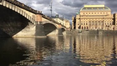Legion Köprüsü ve ulusal Theatre.The Prag köprü Vltava Nehri arching hayati bağlantı bağlantılar, hem de değerli mimari eserleri vardır .
