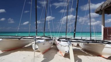 Cayo Santa Maria, Küba - Ocak 31,2017: Katamaran boş tropikal plaj, Küba. Cayo Santa Maria beyaz kum plajları için bilinen ve lüks herşey dahil tatil.