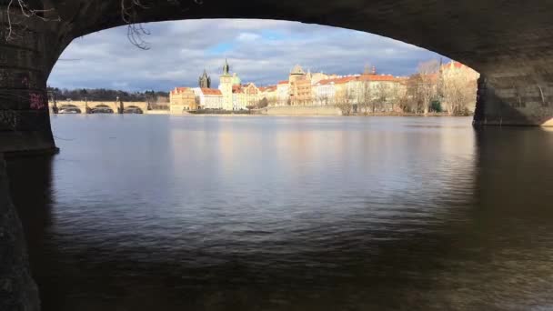 在布拉格的桥下观看 在伏尔塔瓦河河上拱起的布拉格桥不仅是重要的连接环节 也是建筑的宝贵作品 时间失效 — 图库视频影像