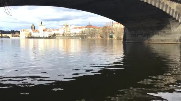 Vista Praga Bajo Puente Los Puentes Praga Que Arquean Sobre — Vídeo de stock