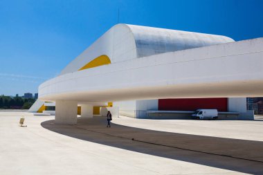 Aviles, İspanya - Temmuz 4,2017: Görünüm Niemeyer Aviles içinde bina merkezi. Kültür Merkezi Brezilyalı mimar Oscar Niemeyer tarafından tasarlanmış.