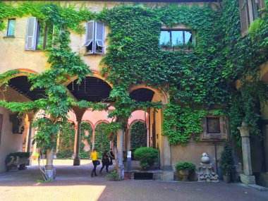 Milan, İtalya - 7 Mayıs, 2018: Milan ' dan son akşam yemeği, karşısında Museo Vigna di Leonardo Leonardo da Vincis üzüm bağları geri ve onları halka açık yaptı.