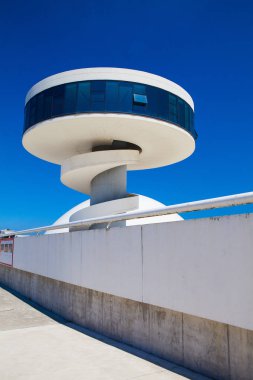Aviles, İspanya - Temmuz 4,2017: Görünüm Niemeyer Aviles içinde bina merkezi. Kültür Merkezi Brezilyalı mimar Oscar Niemeyer tarafından tasarlanmış.
