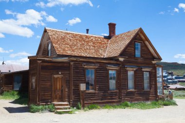 Bodie, Ca, Amerika Birleşik Devletleri - 15 Temmuz 2011: Eski binalarda Bodie, 1800'lerin orijinal bir hayalet kasaba. Bodie Bodie Hills Sierra Nevada sıradağlarının Mono County, Kaliforniya'da doğusunda bir hayalet yeridir