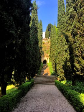 Verona, İtalya - 9 Mayıs, 2018: The Giusti Palace ve Bahçe Piazza tekbaşına uzaklıkta ve şehir merkezine kısa bir mesafe. Saray on altıncı yüzyılda inşa edilmiştir.