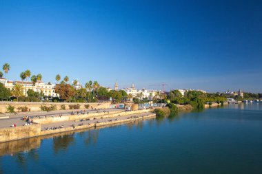 Sevilla, İspanya - Kasım 19,2016: gün batımı Guadalquivir Nehri üzerinde. Buna ek olarak, nehir-ağır savundu tahkimatı ile orta çağlardan beri.
