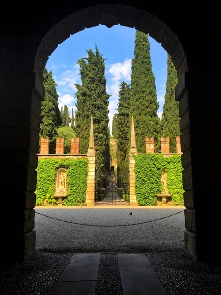 ヴェローナ イタリア 2018 ジュスティ宮殿と庭園がある広場 Isolo と市内中心部近くの短い距離です 宮殿は 世紀に建てられました — ストック写真