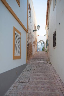 Albufeira, Portekiz için gün batımında boş sokak