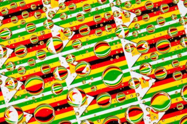 Zimbabwe, bayraklar bir cam arkasında yağmur damlaları ile kaplı. Zimbabve bayrağı desen