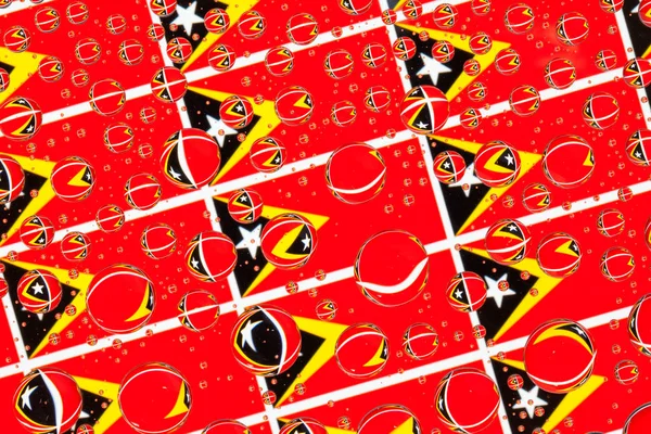 Timor Leste, bayraklar bir cam arkasında yağmur damlaları ile kaplı. Doğu Timor bayrakları desen
