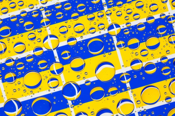 国旗的乌克兰 背后的玻璃覆盖着雨水滴 乌克兰国旗图案 — 图库照片