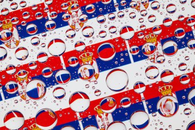 Sırbistan bayrakları bir cam arkasında yağmur damlaları ile kaplı. Sırbistan bayrakları desen