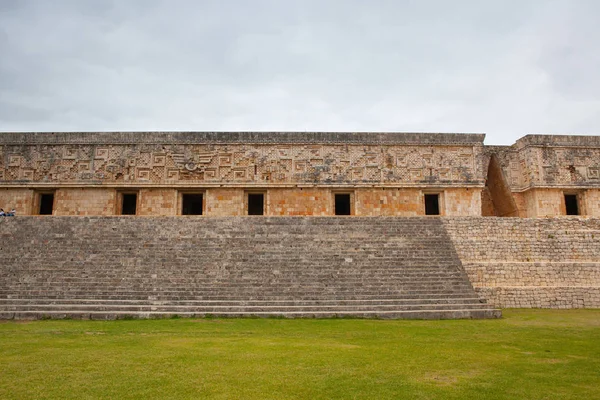 メキシコのウシュマルで壮大な遺跡 ウシュマルは現在のメキシコの古典的な期間の古代マヤ都市です — ストック写真