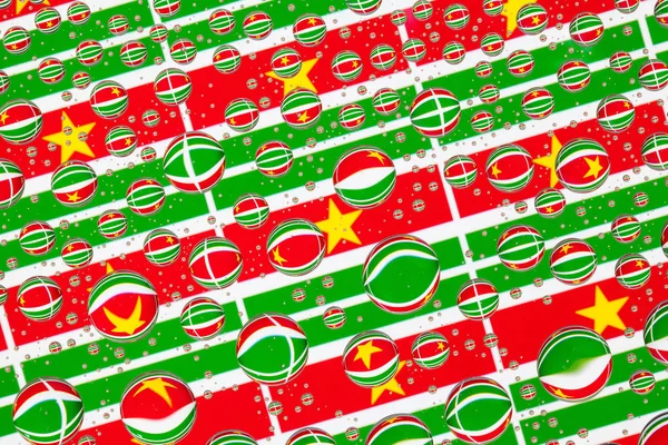 Banderas Surinam Detrás Vidrio Cubierto Con Gotas Lluvia Patrón Banderas — Foto de Stock