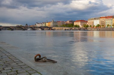 Smichov Mahallesi (Prague 5) yağmur gün batımında sonra Prag ve Vltava Nehri mimarisi. Çek Cumhuriyeti.