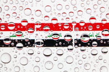 Bir cam arkasında Irak bayrakları yağmur damlaları ile kaplı. 3D çizim