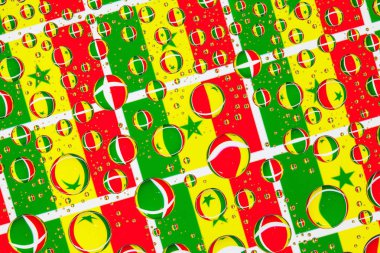 Sebegal, bayraklar bir cam arkasında yağmur damlaları ile kaplı. Senegal bayrakları desen