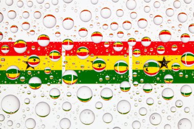 Gana bayrakları yağmur damlaları ile kaplı bir cam arkasında.