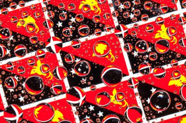 Palau - Yeni Gine, bayraklar bir cam arkasında yağmur damlaları ile kaplı. Desen bayrakları Palau - Yeni Gine