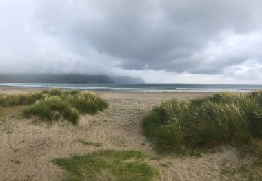 Achill Adası, İrlanda Cumhuriyeti 'nin batı kıyısında yer alır. Engebeli dağlar ve turba bataklıklarıyla işaretlenen ada, yüksek deniz kayalıkları ve temiz plajlarıyla tanınıyor..