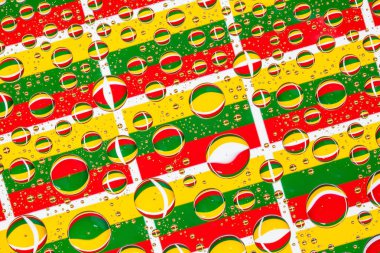 Litvanya, bayraklar bir cam arkasında yağmur damlaları ile kaplı. Litvanya bayrakları desen