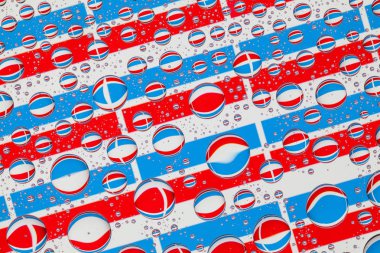 Bir cam arkasında bir Lüksemburg, bayrakları yağmur damlaları ile kaplı. Desen bayrakları Lüksemburg üzerinden