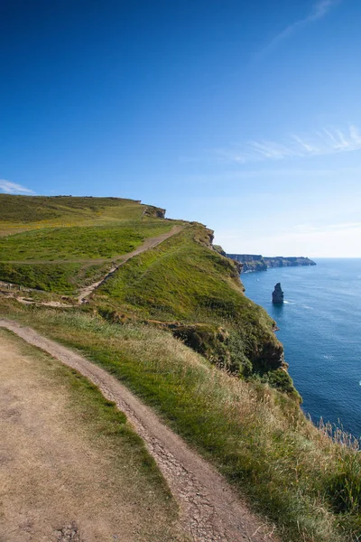 莫赫尔著名的悬崖是位于爱尔兰克莱尔郡科伊尔芬诺拉村布伦地区西南缘的海崖 他们跑了大约14公里 — 图库照片