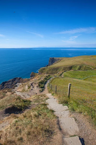 莫赫尔著名的悬崖是位于爱尔兰克莱尔郡科伊尔芬诺拉村布伦地区西南缘的海崖 他们跑了大约14公里 — 图库照片