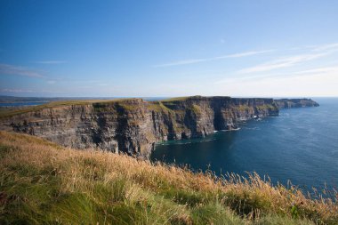 Moher ünlü kayalıklarla County Clare, İrlanda Burren bölge güneybatı kenarında yer alan deniz kayalıklarla vardır. Onlar yaklaşık 14 km koşmak.