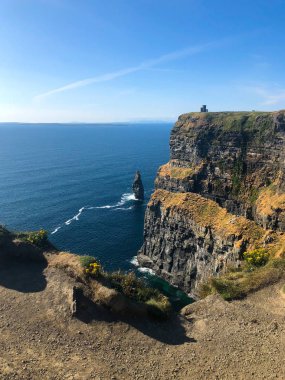 Moher ünlü kayalıklarla County Clare, İrlanda Burren bölge güneybatı kenarında yer alan deniz kayalıklarla vardır. Onlar yaklaşık 14 km koşmak.