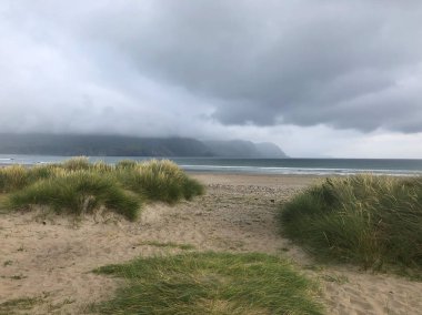 Achill Adası, İrlanda Cumhuriyeti 'nin batı kıyısında yer alır. Engebeli dağlar ve turba bataklıklarıyla işaretlenen ada, yüksek deniz kayalıkları ve temiz plajlarıyla tanınıyor..