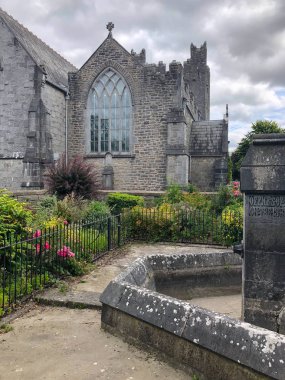 Holy Trinity Abbey kilisesi Roma Katolik parish Kilisesi, Adare pitoresk ondokuzuncu yüzyıl Emlak köy merkezinde oldu.
