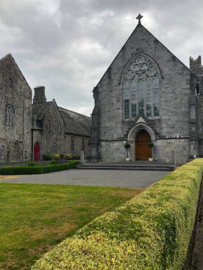 Holy Trinity Abbey kilisesi Roma Katolik parish Kilisesi, Adare pitoresk ondokuzuncu yüzyıl Emlak köy merkezinde oldu.