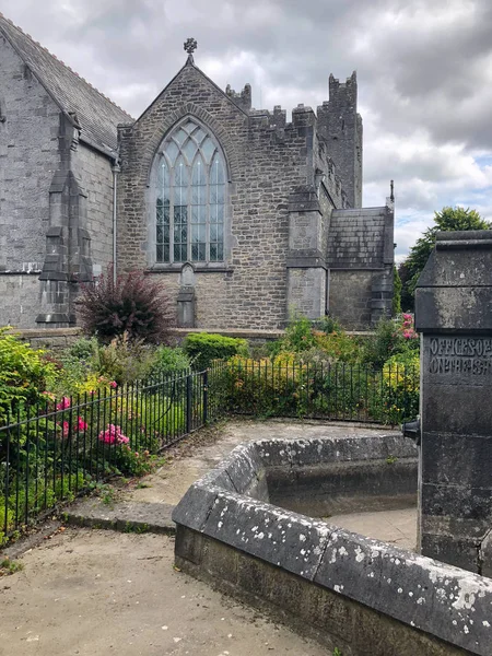 Holy Trinity Abbey kilisesi Roma Katolik parish Kilisesi, Adare pitoresk ondokuzuncu yüzyıl Emlak köy merkezinde oldu.